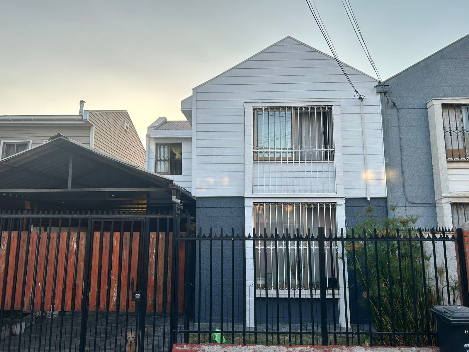 Fachada casa cerro costanera